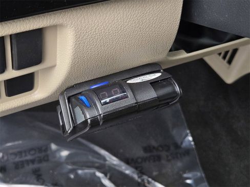 Used 2019 Nissan Titan SV w/ SV Convenience Package image 19