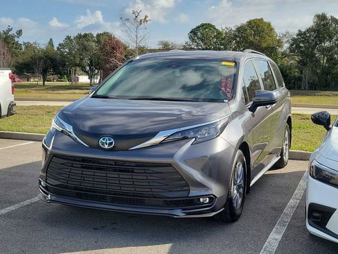 Used 2025 Toyota Sienna XLE image 11
