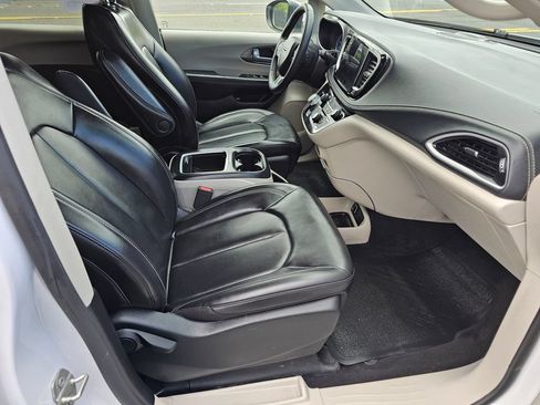 Used 2023 Chrysler Pacifica Touring-L FWD image 11