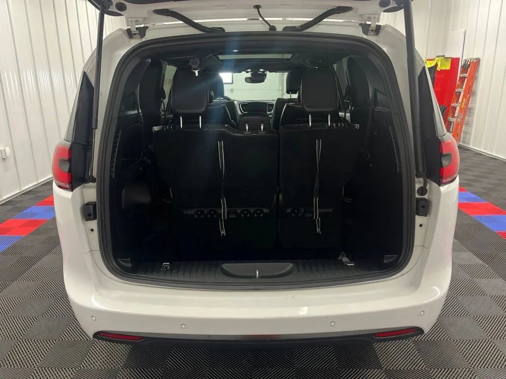 Used 2025 Chrysler Pacifica Limited FWD image 5