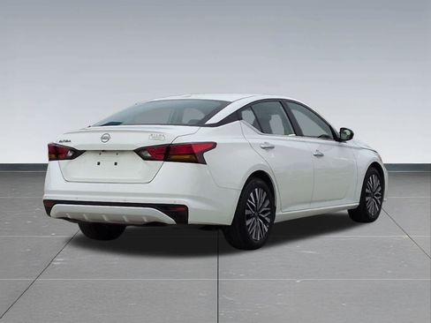 Used 2025 Nissan Altima 2.5 SV FWD image 6