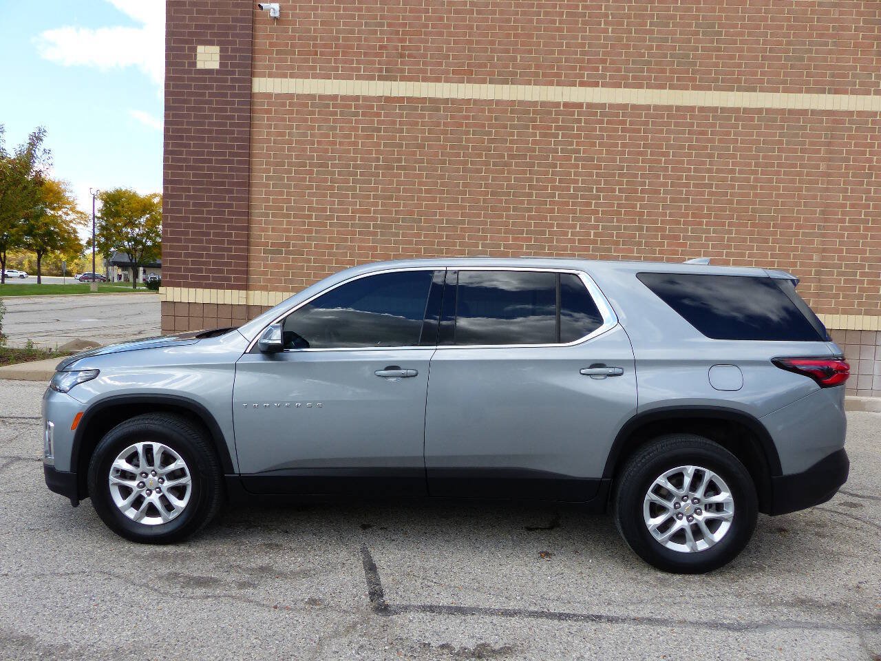 Used 2023 Chevrolet Traverse LS w/ Safety Package FWD image 5