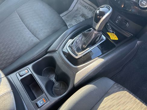 Used 2017 Nissan Rogue SV image 8