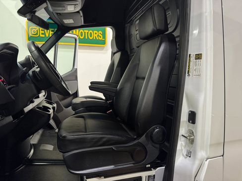 Used 2025 Mercedes-Benz Sprinter 2500 image 11