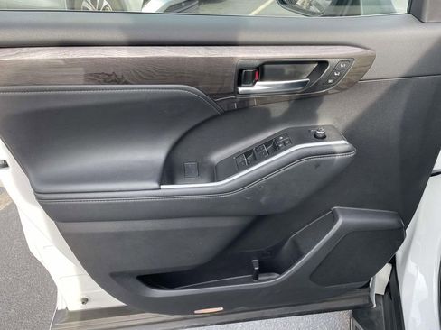 Used 2024 Toyota Highlander Platinum image 28