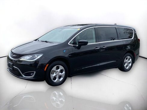 Used 2017 Chrysler Pacifica Touring Plus image 2