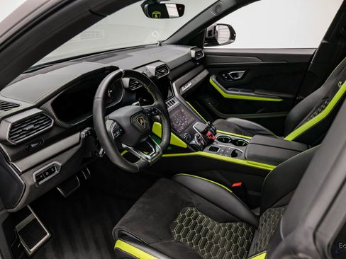 Used 2022 Lamborghini Urus image 2