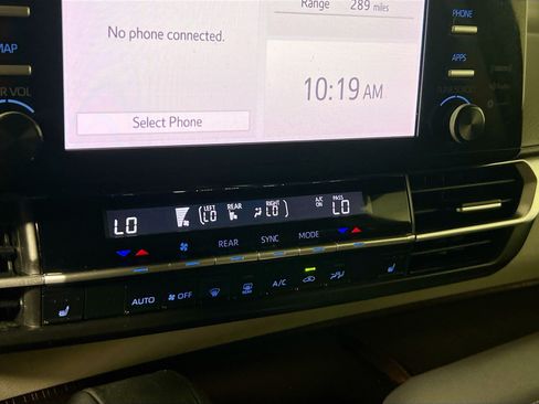 Used 2022 Toyota Sienna XLE FWD image 27
