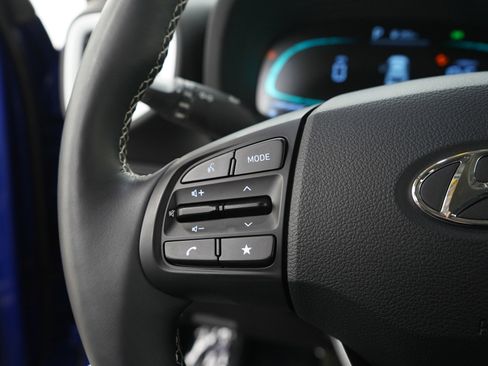 Certified 2025 Hyundai Venue Limited FWD image 24