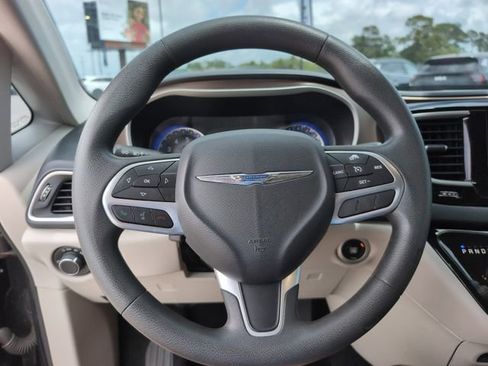 Used 2017 Chrysler Pacifica Touring w/ Tire & Wheel Group FWD image 24