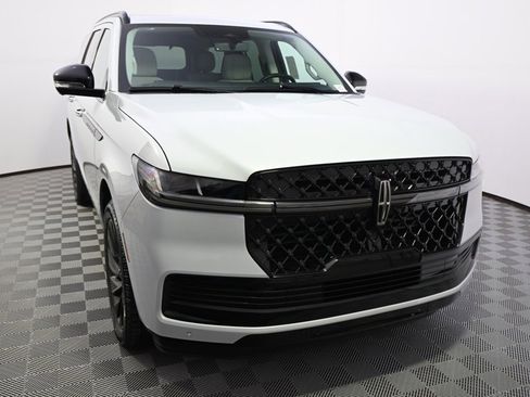 New 2026 Lincoln Navigator Reserve w/ Jet Appearance Package image 9