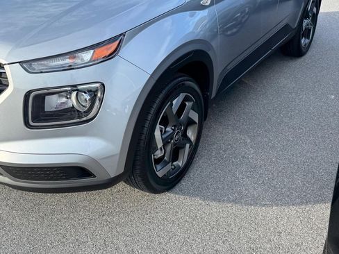 Certified 2025 Hyundai Venue SEL FWD image 4