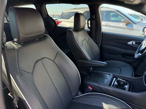 New 2026 Chrysler Pacifica Limited image 21