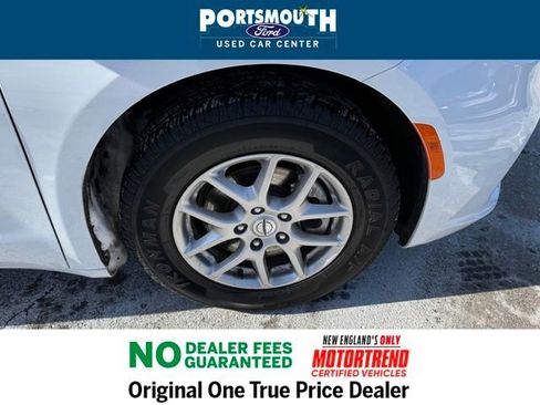 Used 2024 Chrysler Pacifica Touring-L image 32