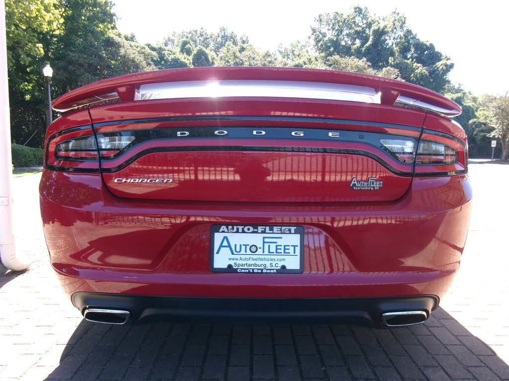 Used 2016 Dodge Charger SE RWD image 5