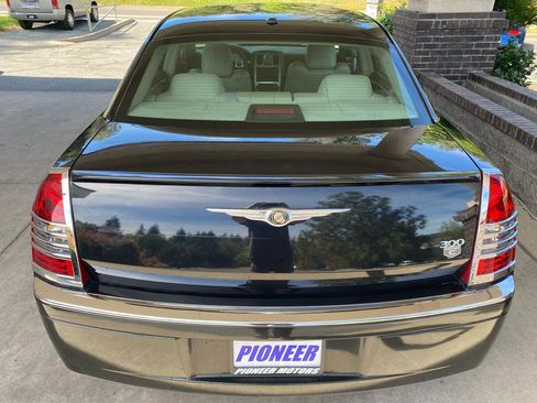 Used 2007 Chrysler 300 C RWD image 4