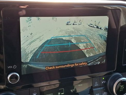 Used 2024 Toyota Highlander LE FWD image 21