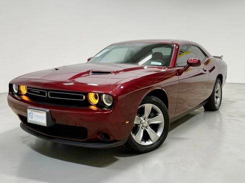 Used 2019 Dodge Challenger SXT RWD image 2
