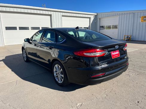 Used 2020 Ford Fusion SE image 3