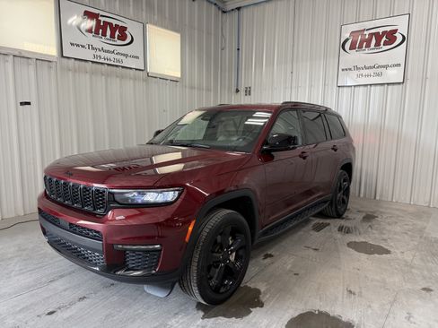 Used 2025 Jeep Grand Cherokee L Limited w/ Black Appearance Package AWD/4WD image 17