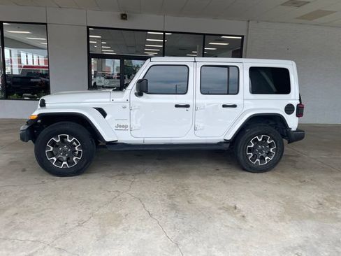 Used 2024 Jeep Wrangler Unlimited Sahara w/ Technology Group AWD/4WD image 3