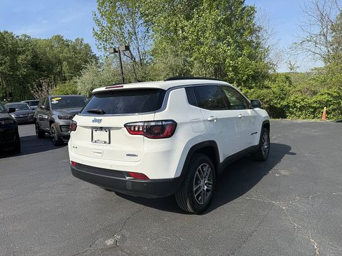 Used 2020 Jeep Compass Latitude AWD/4WD image 6