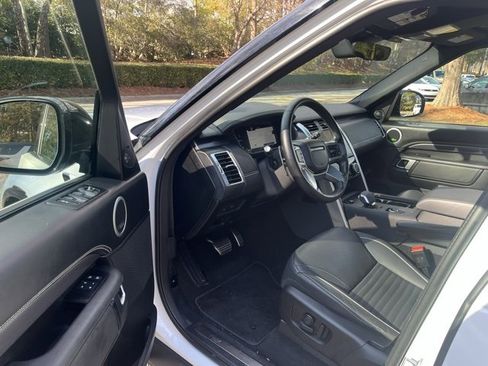 Used 2024 Land Rover Discovery Metropolitan Edition image 4