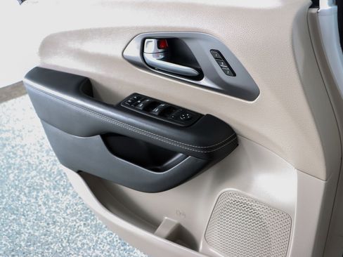 Used 2023 Chrysler Pacifica Touring-L FWD image 21