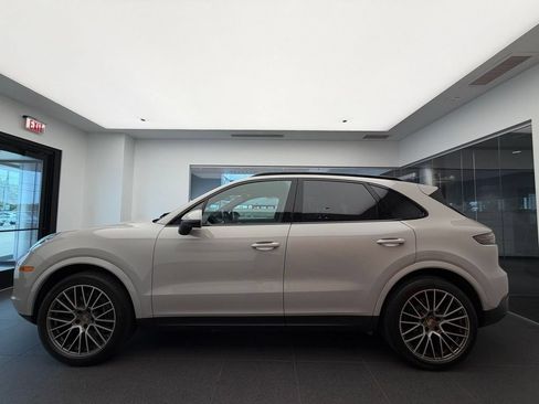 Used 2023 Porsche Cayenne Platinum Edition AWD/4WD image 2