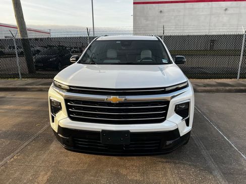 Used 2025 Chevrolet Traverse High Country image 2