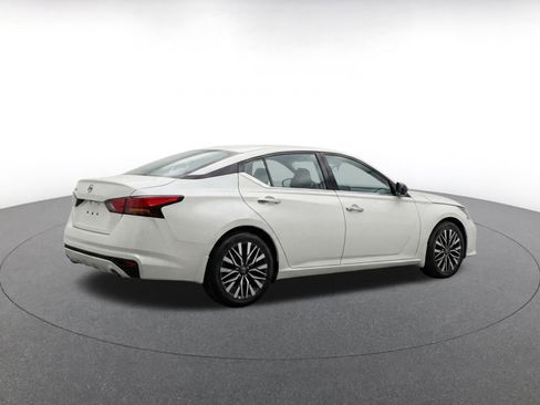 Used 2025 Nissan Altima 2.5 SV FWD image 11