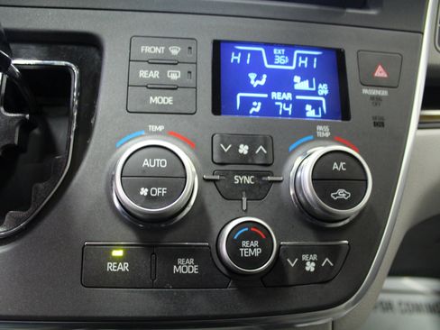 Used 2019 Toyota Sienna XLE image 18