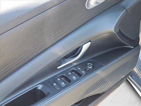 Used 2025 Hyundai Elantra SE image 10