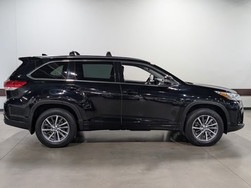 Used 2018 Toyota Highlander XLE AWD/4WD image 2