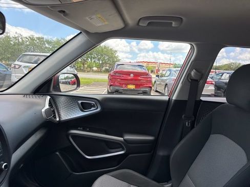 Used 2025 Kia Soul LX w/ LX Technology Package FWD image 23