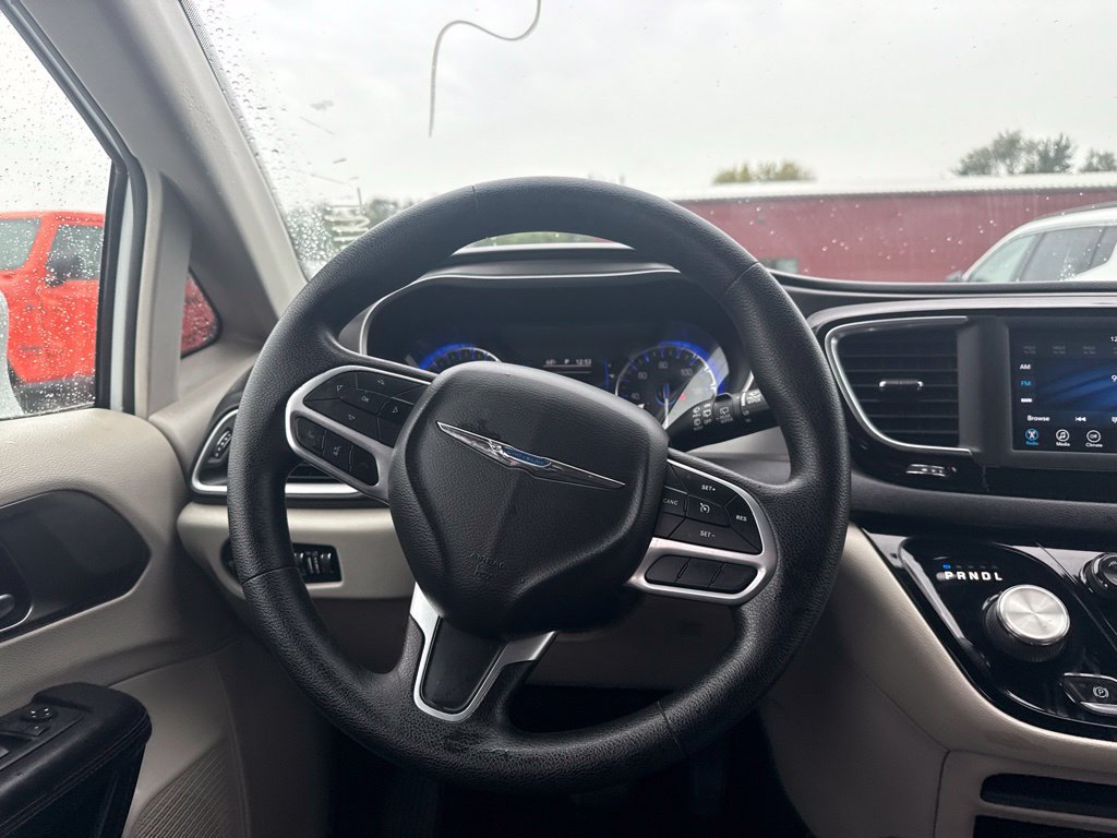 Used 2020 Chrysler Pacifica Touring FWD image 11