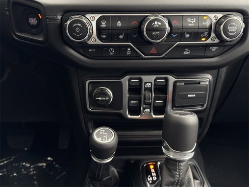 New 2025 Jeep Gladiator Sport image 16