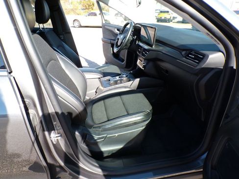 Used 2025 Ford Escape SE w/ Class II Trailer Tow Package image 24