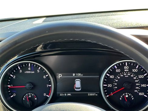 Used 2024 Kia Carnival EX image 13