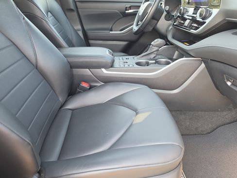 Used 2023 Toyota Highlander XLE AWD/4WD image 15