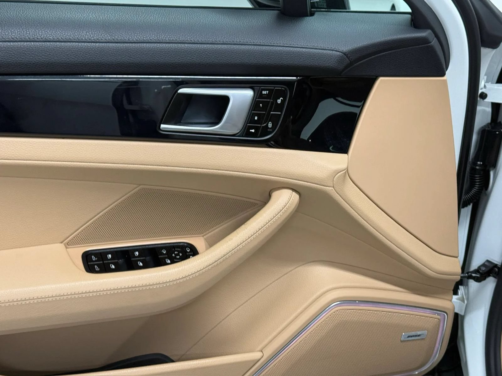 Used 2018 Porsche Panamera RWD image 40