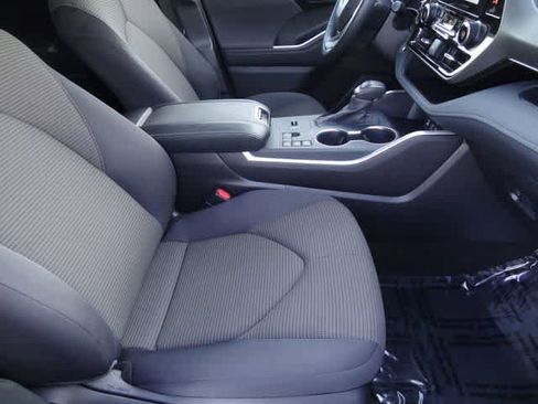 Used 2025 Toyota Highlander LE FWD image 17