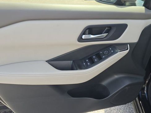 Certified 2025 Nissan Rogue SV FWD image 18