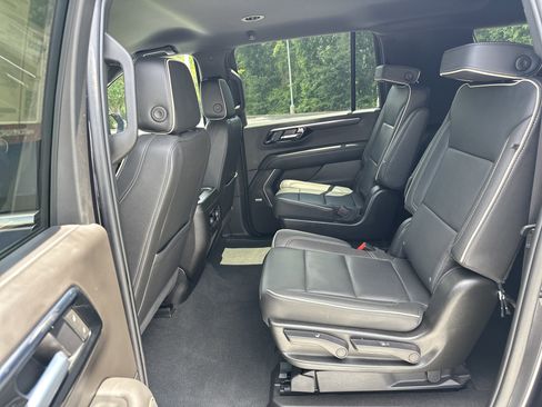 Used 2025 Chevrolet Suburban Premier RWD image 31