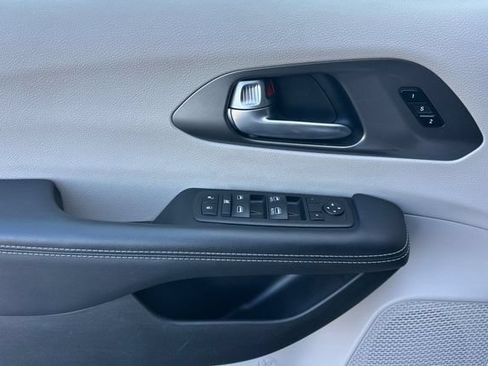 Used 2024 Chrysler Pacifica Touring-L FWD image 12
