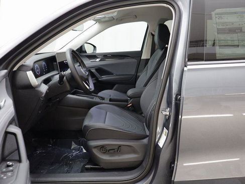 New 2025 Volkswagen Tiguan SE image 6