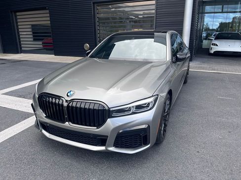 Used 2022 BMW 740i w/ M Sport Package image 7