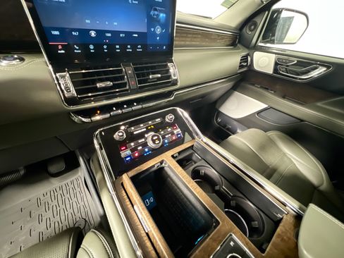 Used 2024 Lincoln Navigator Black Label AWD/4WD image 25
