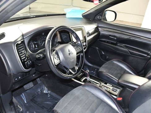 Used 2020 Mitsubishi Outlander LE AWD/4WD image 2