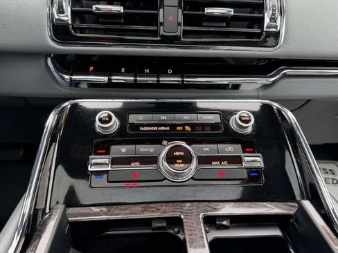 Used 2018 Lincoln Navigator Select image 24